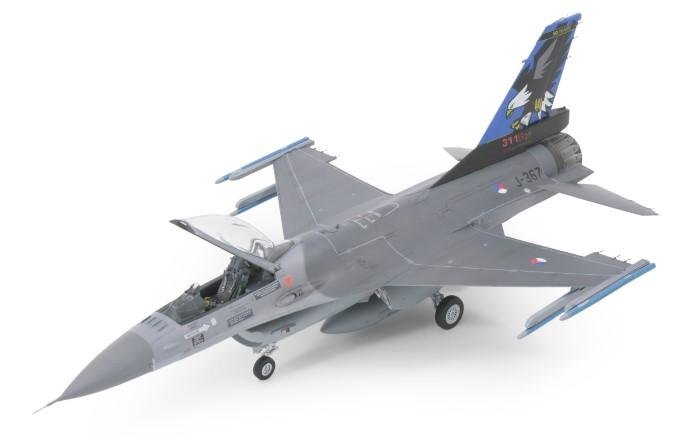 Kinetic new-tool F-16A MLU NATO Viper 1/48
